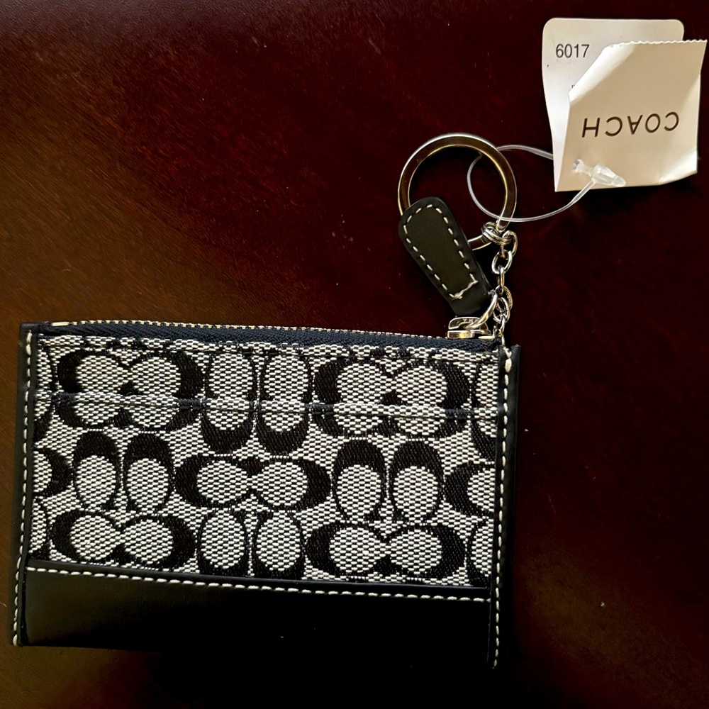NWT coach “C”. Wallet sig mini skinny.  Brand new!  So cute!